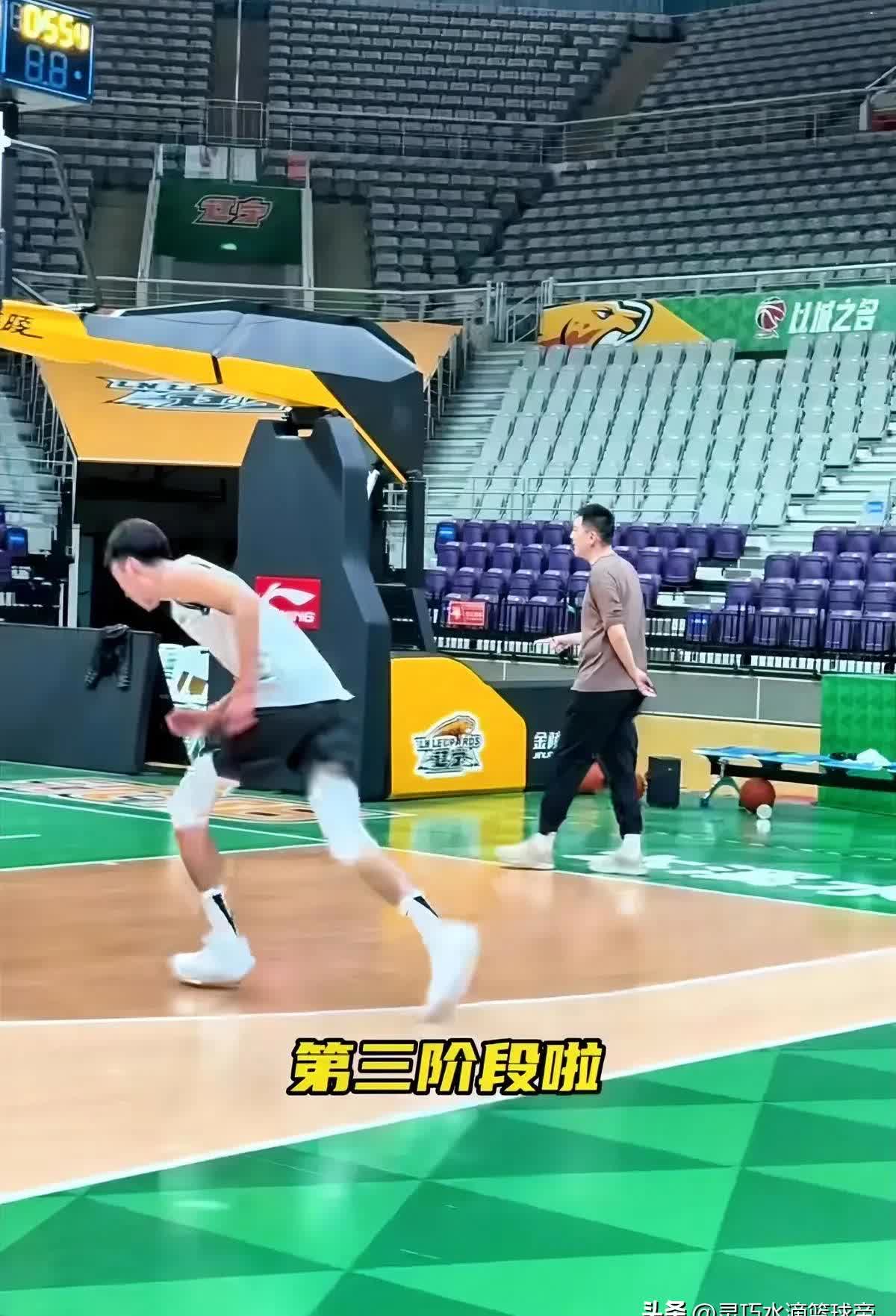 包含清晨体能课后，萨克拉门托国王内部沟通备战NBA季后赛，管理层满意，控场能力受关注的词条