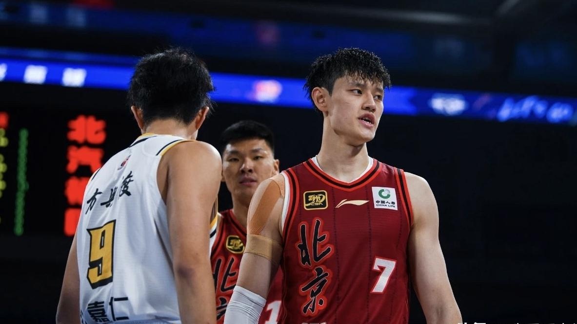 清晨里昂备战CBA季后赛，调整名单细节曝光，底气十足，年轻球员得到机会 